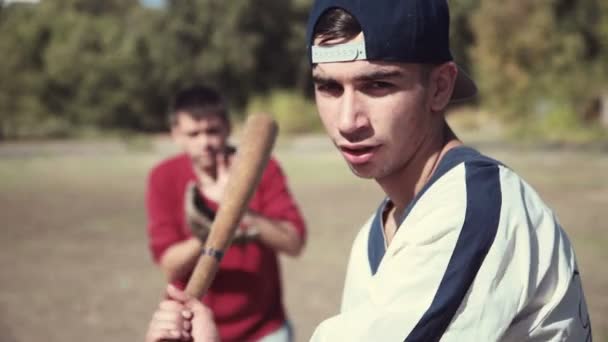 Batedor na frente do apanhador durante o jogo de beisebol — Vídeo de Stock