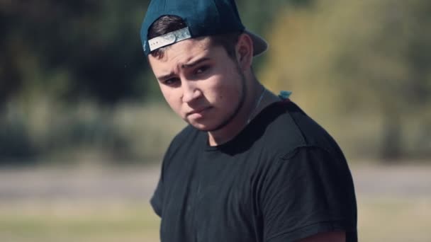 Молодой человек с бейсбольной битой готовится к битве — стоковое видео