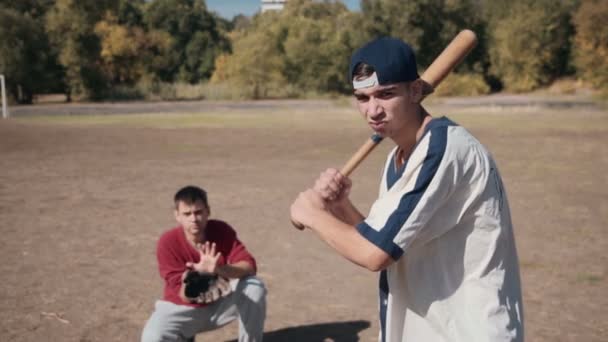 Batter di fronte al ricevitore durante la partita di baseball — Video Stock