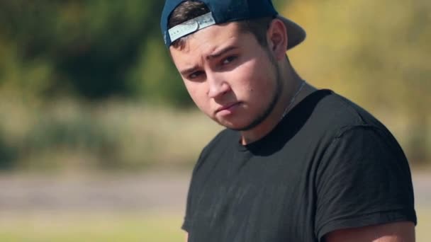 Young Man met honkbalknuppel zich voorbereidt op de vleermuis — Stockvideo