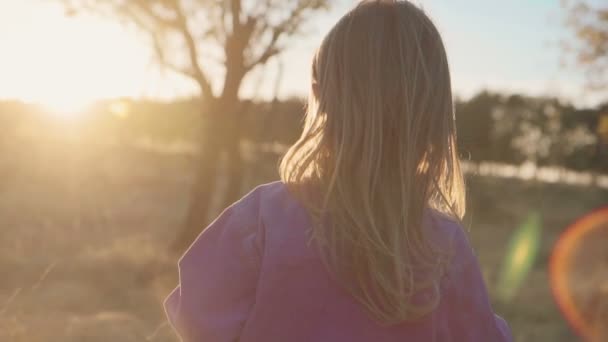 Giovane ragazza bionda guardando il tramonto — Video Stock