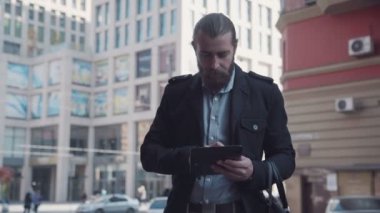 Şık acımasız adam tablet kullanma.