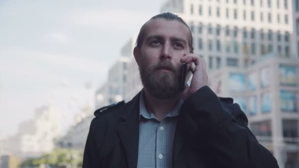 彼の携帯電話で話しているビジネスマン. — ストック動画