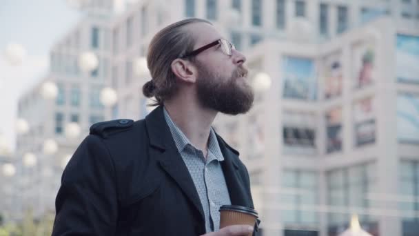 Attraktiver Typ mit Bart, der Kaffee trinkt. — Stockvideo