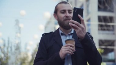 Adamın telefonunu kontrol düşük açılı görünüş