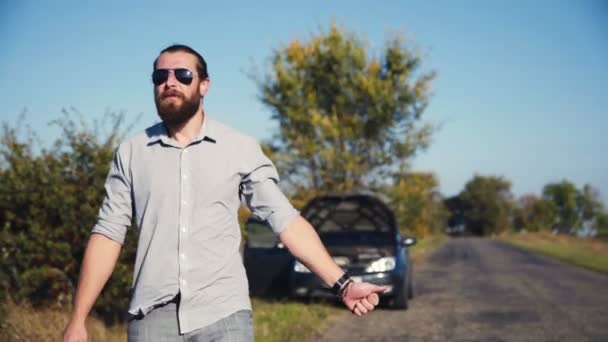 Mannen thumbing hiss på en lantlig väg — Stockvideo