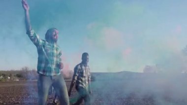 Renkli duman bombası dans