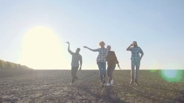 Grupo excitado en campo cultivado vacío — Vídeo de stock