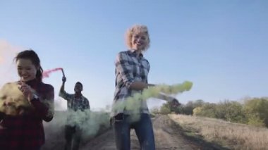 Renkli duman bombası dans