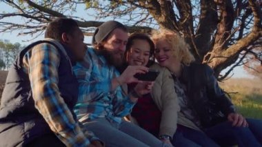 Dört kişi oturan fotoğraflara bakarken