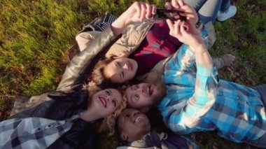 Kendi kendine portre çekici arkadaşlarından farklı dörtlüsü