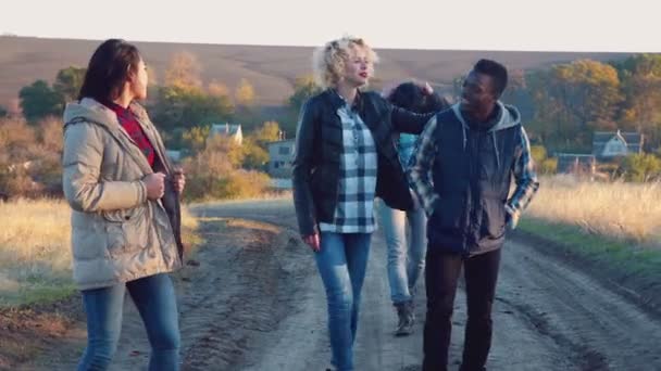 Gelukkig diverse groep lopen op vuil weg — Stockvideo