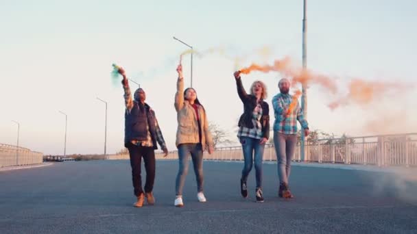 Personnes excitées avec des grenades fumigènes colorées — Video