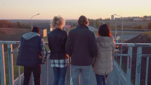 Diverse familie van vier stand op de reling en lach — Stockvideo