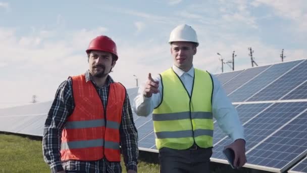 Trabajadores de mantenimiento de paneles solares fuera — Vídeo de stock