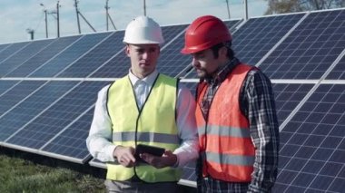 Tablet ile iki mühendis.