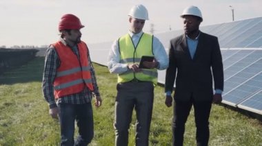 Engeneers grup güneş enerjisi hakkında konuşmak.