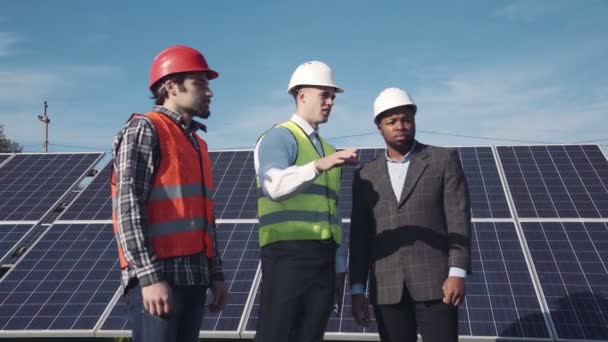 Solarpaneele Arbeiter und Manager draußen