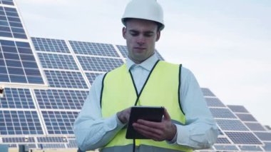 Güneş paneli teknisyen dizi yakınındaki tablet kullanma