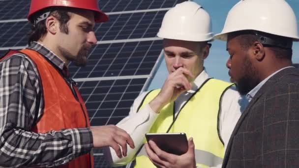 Hablando de energía solar . — Vídeo de stock