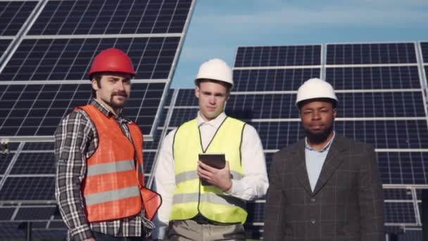 Trio of solar panel engineers outside — Stock Video