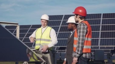 Teknisyen Emanet yelek ve kask konuşuyor