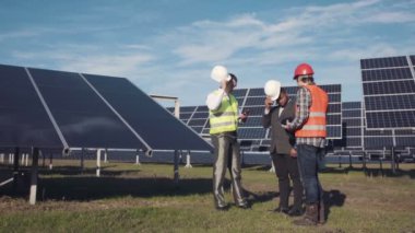 Planlama yaparken VR kullanarak güneş paneli mühendisleri