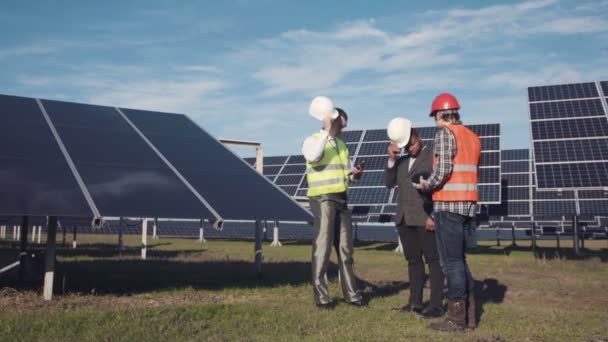 Panel słoneczny inżynierów przy Vr, planując — Wideo stockowe