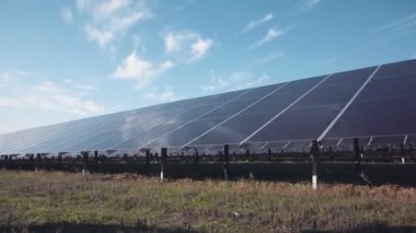 güneş paneli ve gökyüzü.