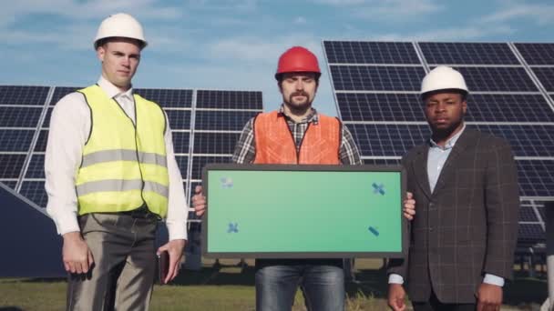 Трио инженеров солнечных панелей снаружи — стоковое видео