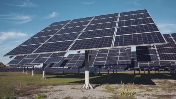 Více sad solární pole nahoru k hluboké modré nebe od země - Stock záběr