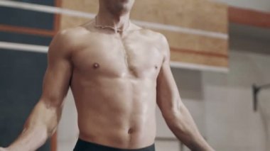 İp atlama egzersiz spor salonunda yapan genç erkek uygun