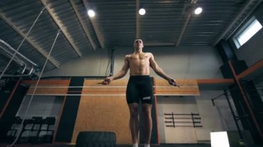 İp atlama egzersiz spor salonunda yapan genç erkek uygun