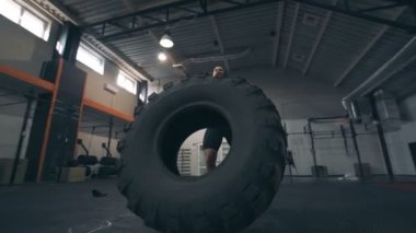 CrossFit egzersiz yapan kaslı erkek uygun