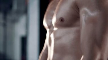 Adam kaslarını kasıyor..