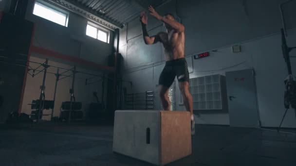 Młody człowiek w ruchu, ćwiczeń skoki — Wideo stockowe