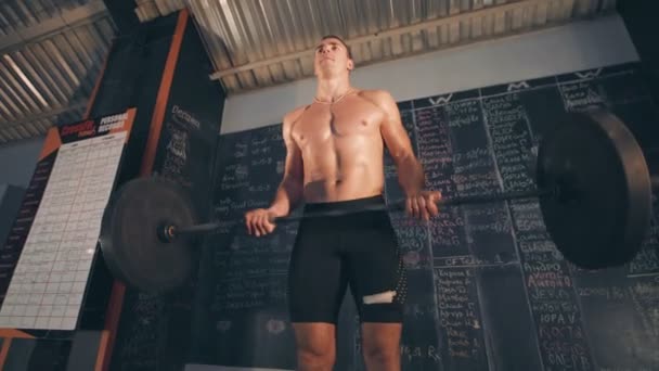 Тяжелоатлет в тренажерном зале — стоковое видео