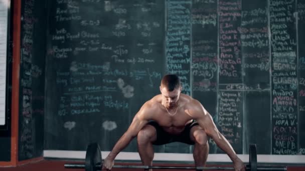 Levantador de pesas en el gimnasio — Vídeos de Stock