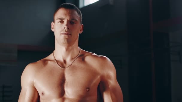 Muskulös man poserar topless — Stockvideo