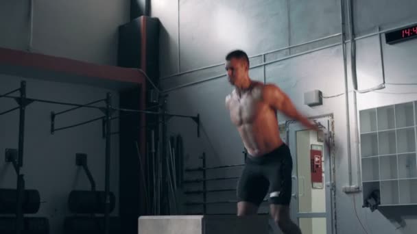Ung man i rörelse gör hoppande övningar — Stockvideo