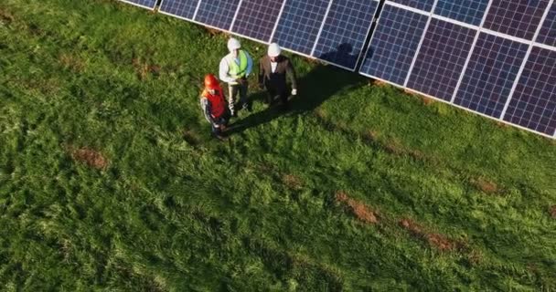 Construtores de baterias de células solares — Vídeo de Stock