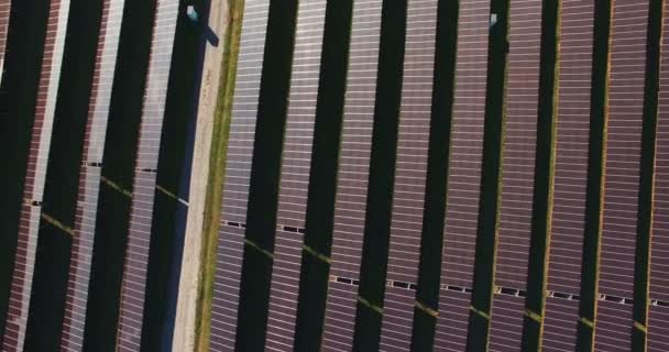 Batteries solaires sur le terrain rural 