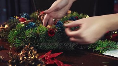 Noel çelenk dekorasyon ürün eller