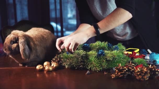 Manos de las cosechas haciendo decoración — Vídeo de stock