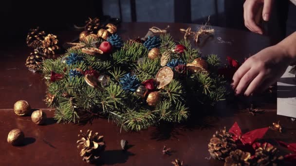 Bir geleneksel Noel çelenk yapmak kişi — Stok video