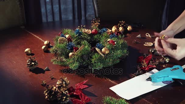 Persona haciendo una corona de Navidad tradicional — Vídeos de Stock