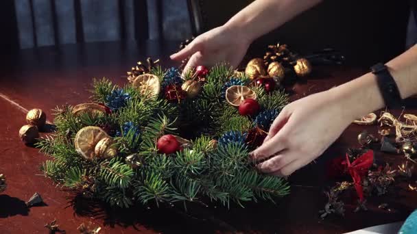 Close up view of making Christmas wreath — Stock Video