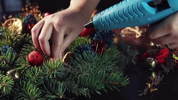 Nahaufnahme der Herstellung von Weihnachtskranz — Stockvideo