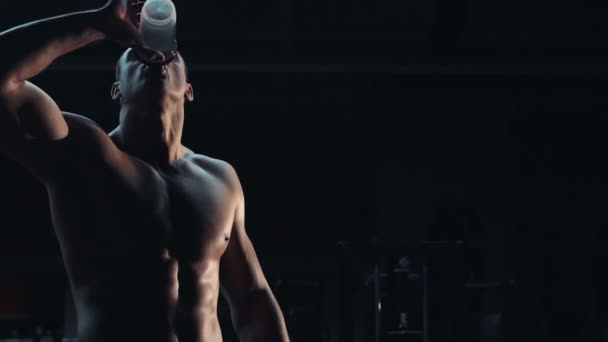 Bodybuilder met een gespierde lichaamsbouw — Stockvideo