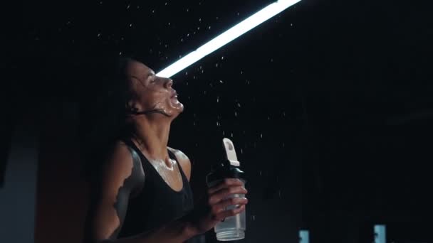 Ελκυστική έκχυση μπουκάλι νερό για τον εαυτό της — Αρχείο Βίντεο